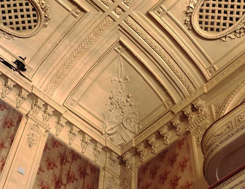 caisson_du_plafond_avec_troph_es_d_instruments_de_musique
