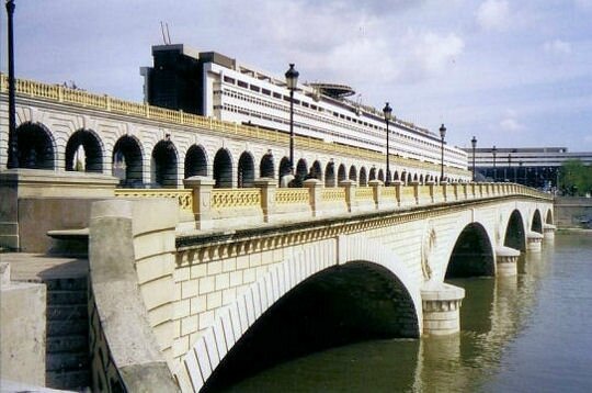 Le Pont de Bercy (inauguré en 1864)