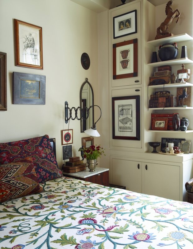 bedroom-pattern-print-bedspread-alexandra-loew-artwork-walls-eclectic