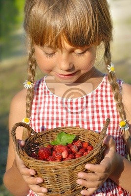 petite-fille-et-le-panier-de-fraises-sauvages-400-61768