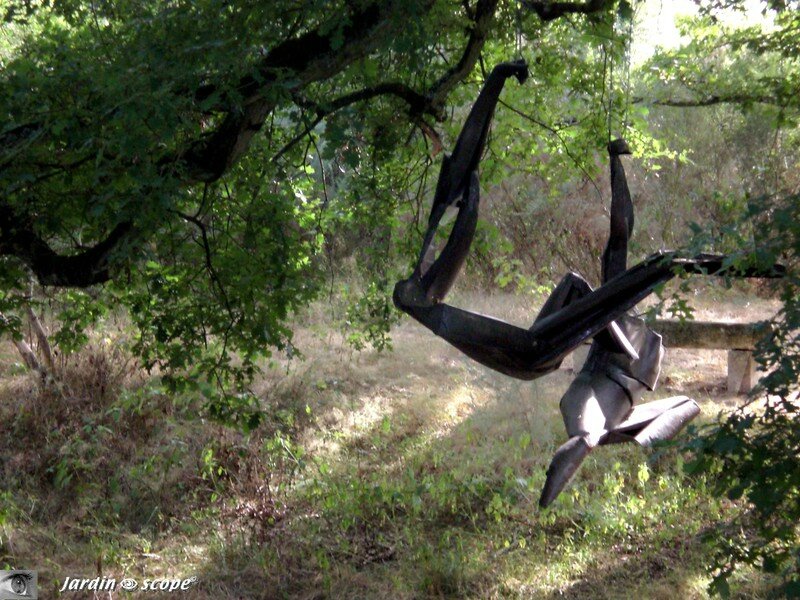 Curieuse sculpture suspendue dans les arbres à Drulon