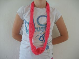 collier_modele_prima_point_jersey_laine_rose_fluo_2