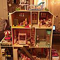 construction d'une maison de Barbie en bois