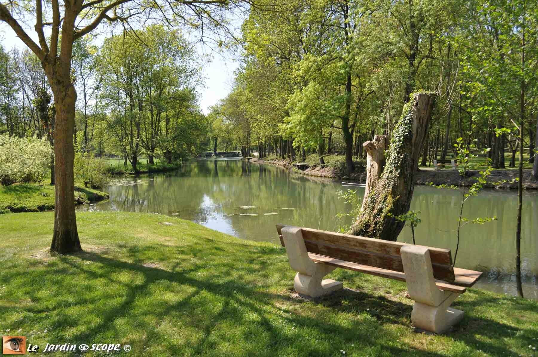 Banc au bord de l'eau à Mehun-sur-Yèvre (18)