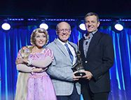 Glen Keane recevant son trophée de Disney Legend des mains de Bob Iger (2013)