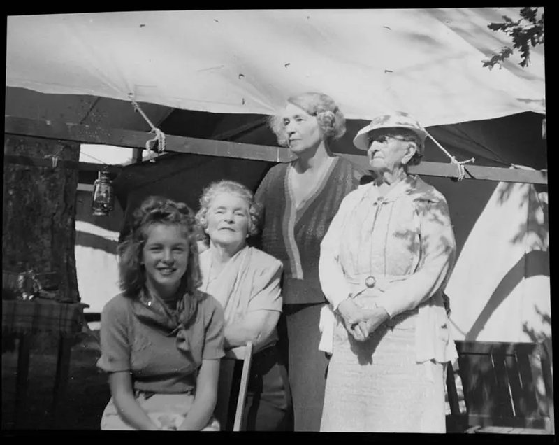 1939-Yosemite_trip-norma_jeane_with_ana-010-1