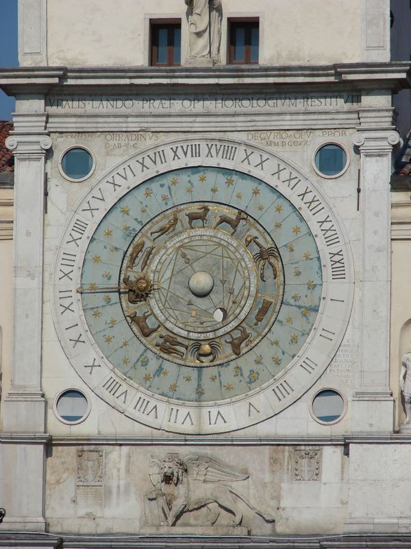 09 Détail de l'horloge de la piazza dei signori