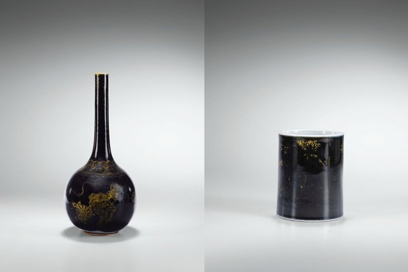 Vase bouteille et pot à pinceaux en porcelaine noire à décor à l'or, Dynastie Qing, XVIIIe siècle