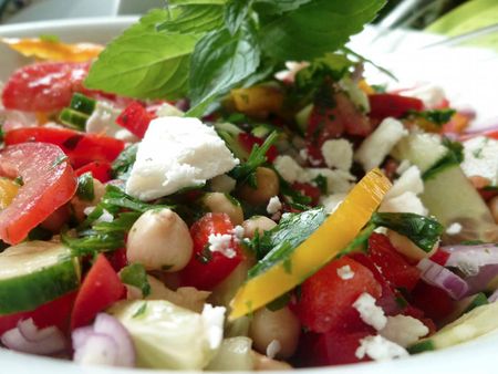 salade Grecque aux pois chiches, féta, tomates et poivrons 1