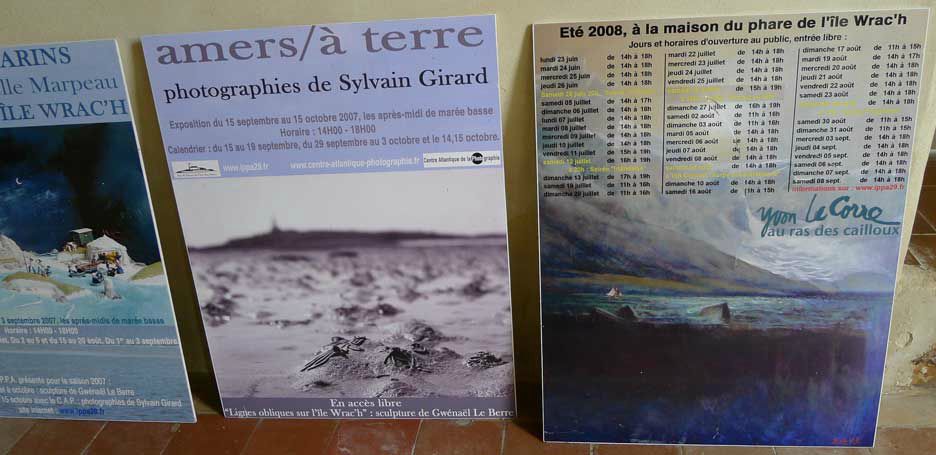 panneaux de présentation des artistes exposés