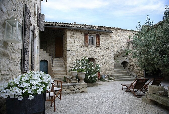 modern_vacation_rentals_gordes_france_003