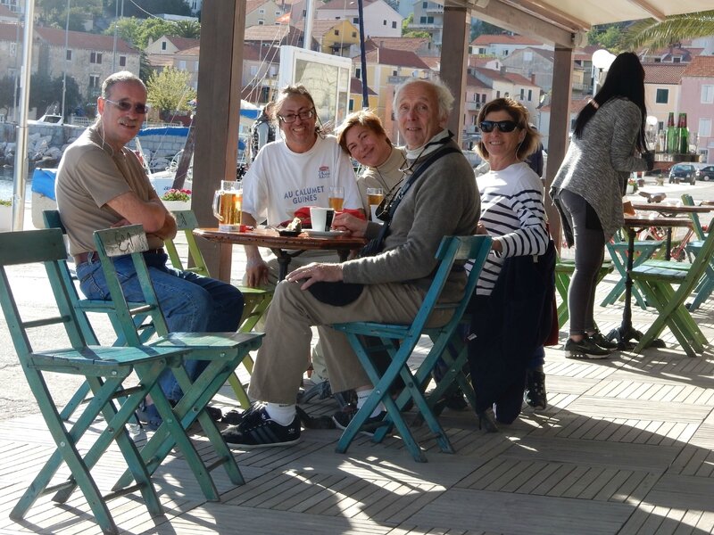 L'équipage du Zaglav au bar Maritimo à Sali 100416