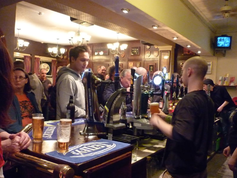 Quelle est la différence entre un bar et un pub? Un an et quelque en