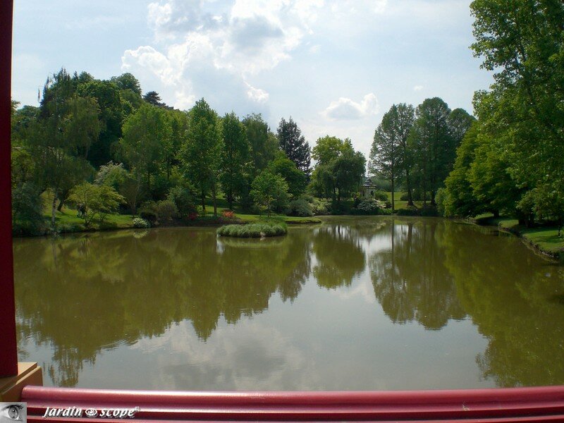 Vue de l'étendue d'eau depuis le Pont Chinois