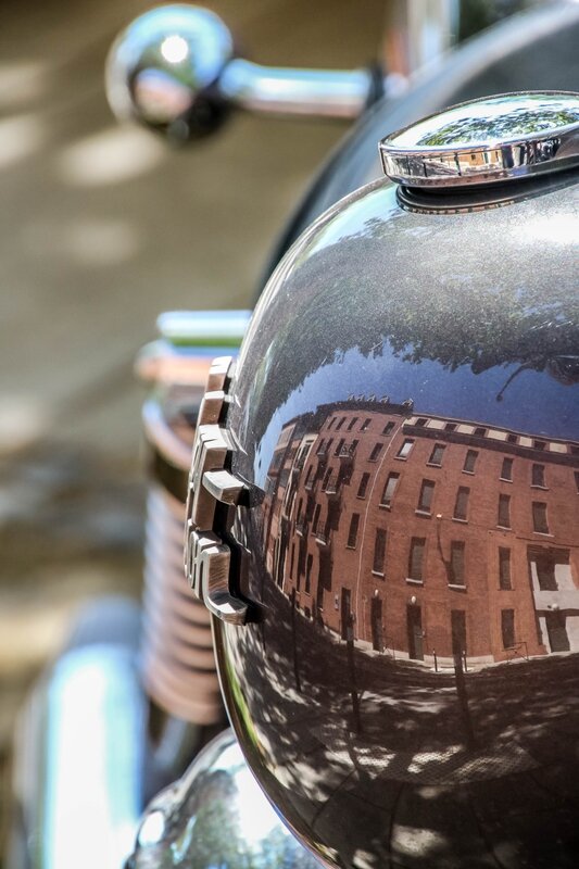 Reflets sur le réservoir d'une Harley Davidson