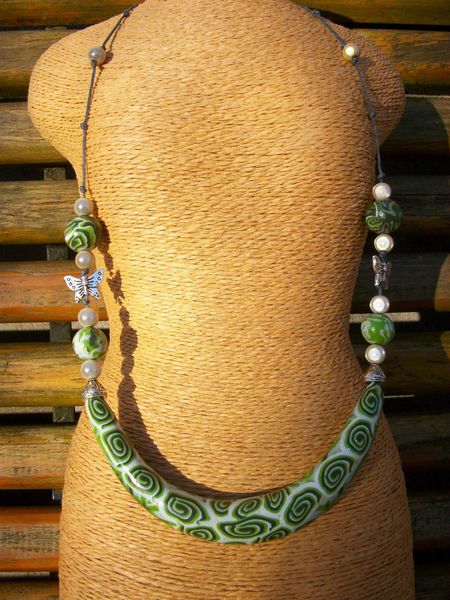 collier perles fimo vert et gris de l'autre côté !