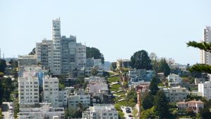 Lombard_Streetr__la_route_la_plus_sinueuse_au_monde__vue_depuis_la_Coit_Tower