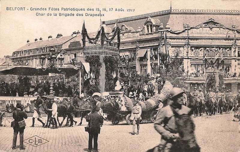 509 1919 08 15 Belfort CPA Fêtes patriotiques Place Corbis Char Brigade des Drapeaux