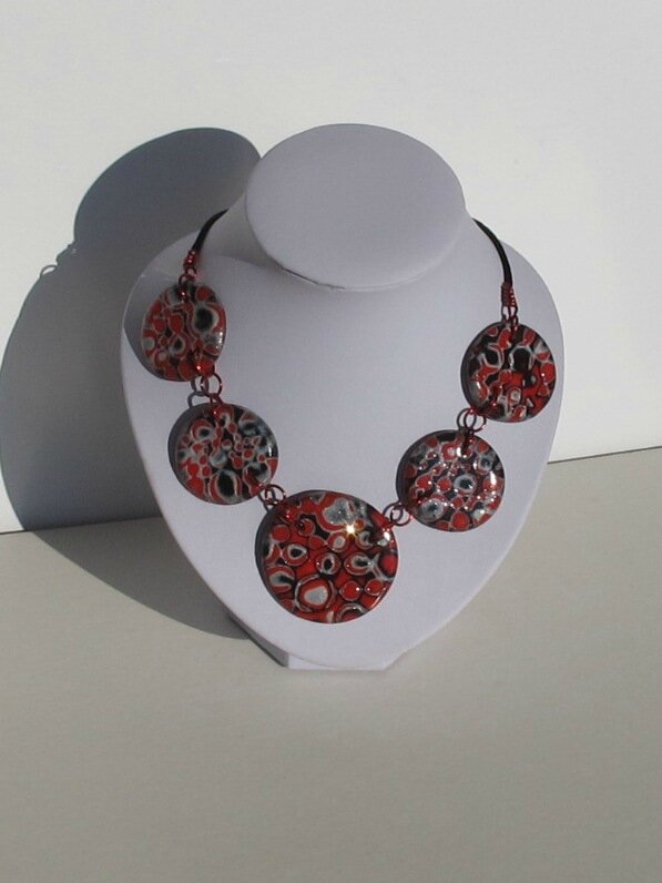 collier rond fimo rouge, gris, noir buste blanc