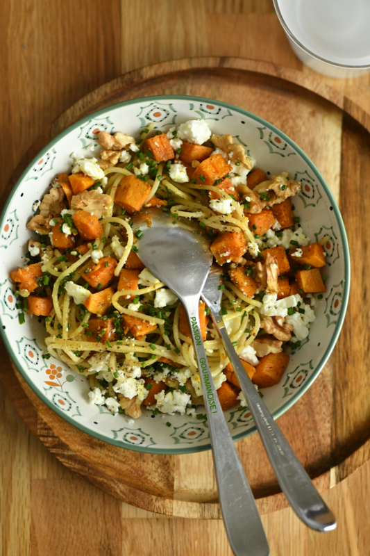 Spaghettis pesto, patate douce rôtie, feta & noix