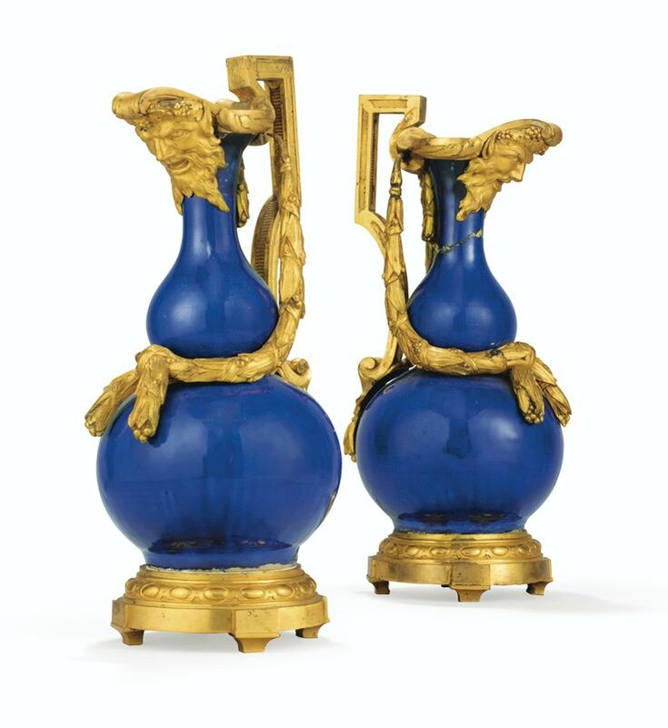 Paire de verseuses en faïence bleue de Nevers à monture de bronze doré d'époque Louis XVI