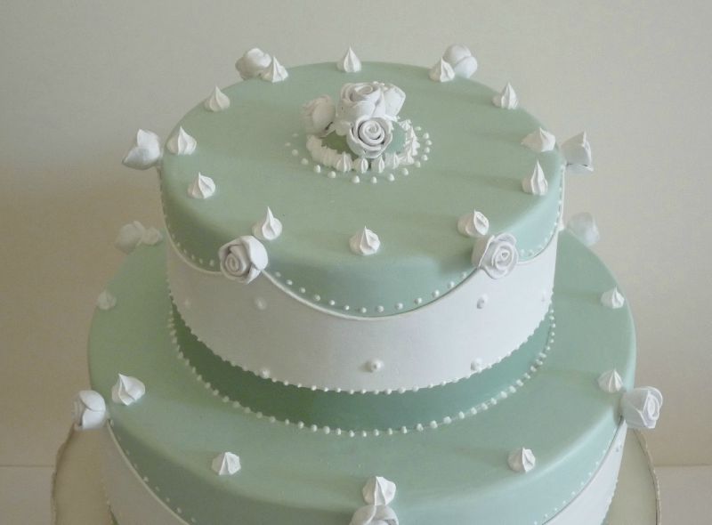 faux gâteau en pâte à sucre vert amande et blanc, détail