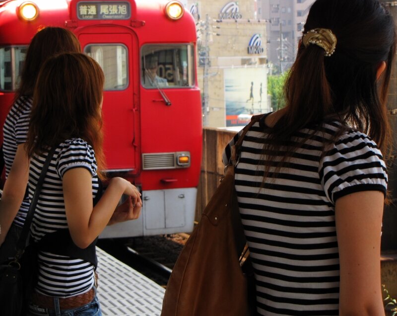 3 striped girls + Meitetsu 6000, Ôzone eki