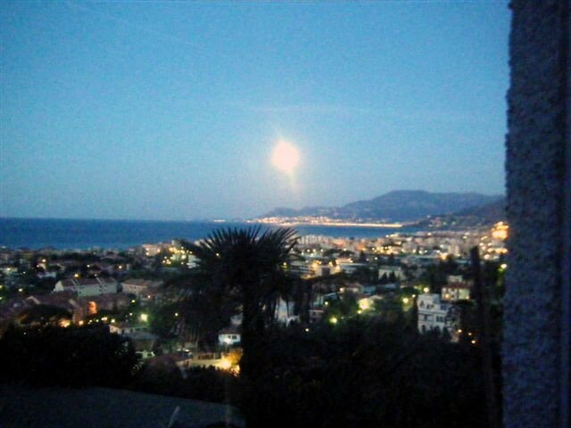La luna cala verso la Costa Azzurra