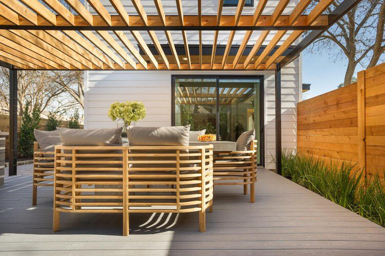 protection-solaire-canape-droit-fauteuil-bois-pergola