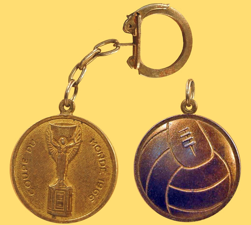 Porte clés CM 1966 Ballon