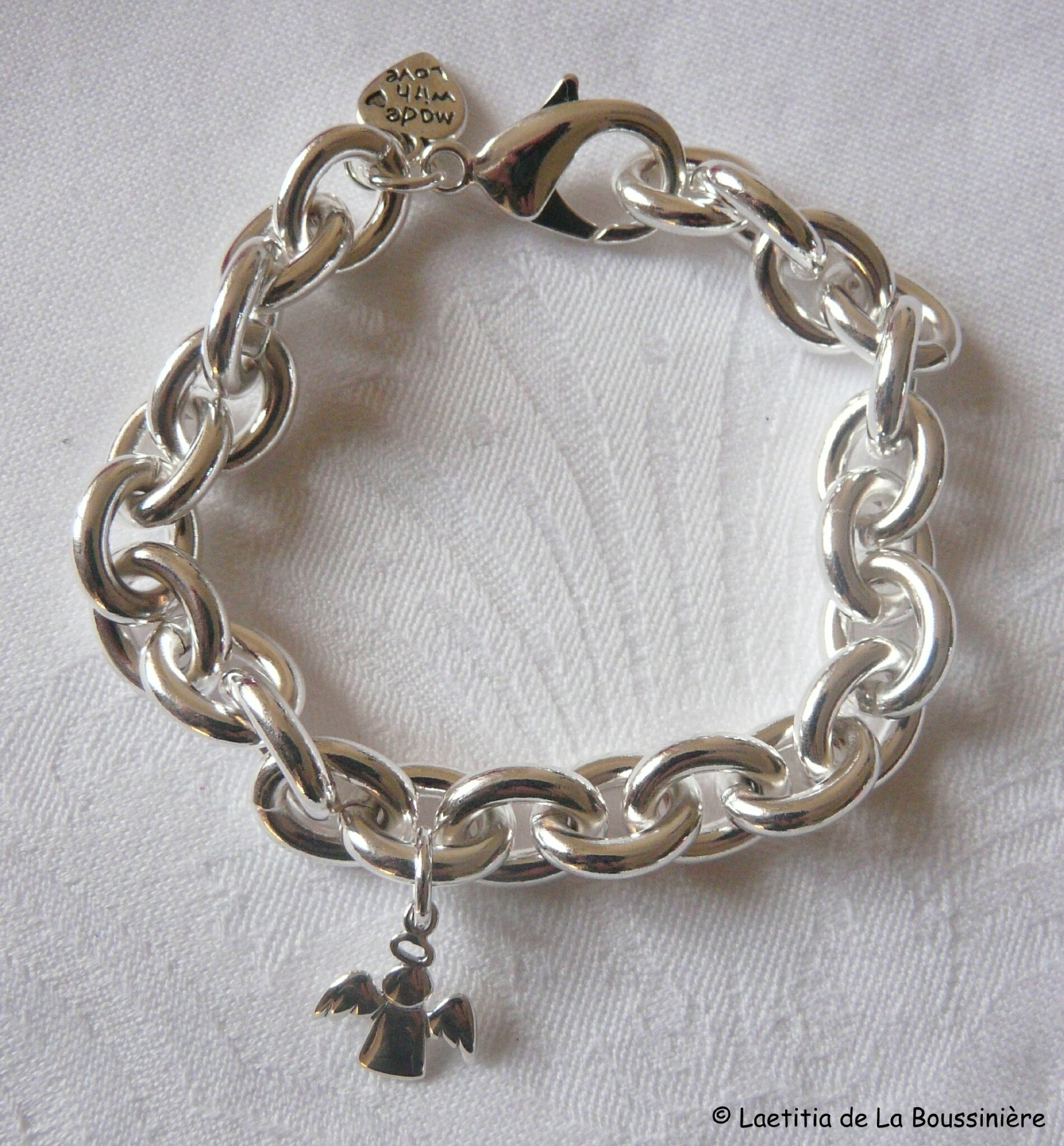Bracelet sur chaîne plaqué argent ovale composé de 3 médailles en  nacre gravées, d'une Croix en argent massif, et de breloques en nacre (2)