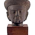 Tête de bouddha en <b>grès</b> <b>gris</b>, Cambodge, khmer, Angkorvat, XIIe-XIIIe siècles