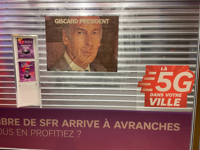 Président_Giscard_VGE_affiche_Avranches_rue Constitution_SFR_13 mars_2022
