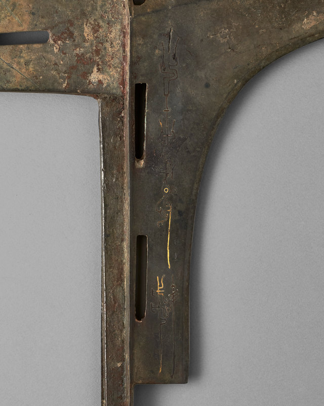 2023_NYR_20461_0803_003(a_very_rare_gold-inlaid_archaic_bronze_dagger-axe_ji_eastern_zhou_dyna051914)