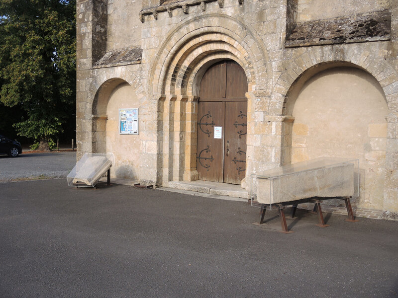 Avord, Eglise Saint-Hugues, entrée et sarcophages (18)