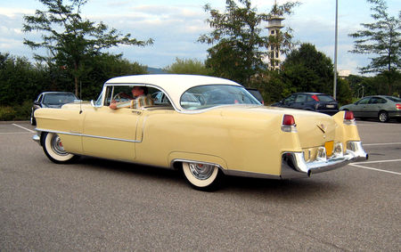 Cadillac_series_sixty_two_coupe_de_ville_hardtop_de_1955__Rencard_Burger_King_Offenbourg__04