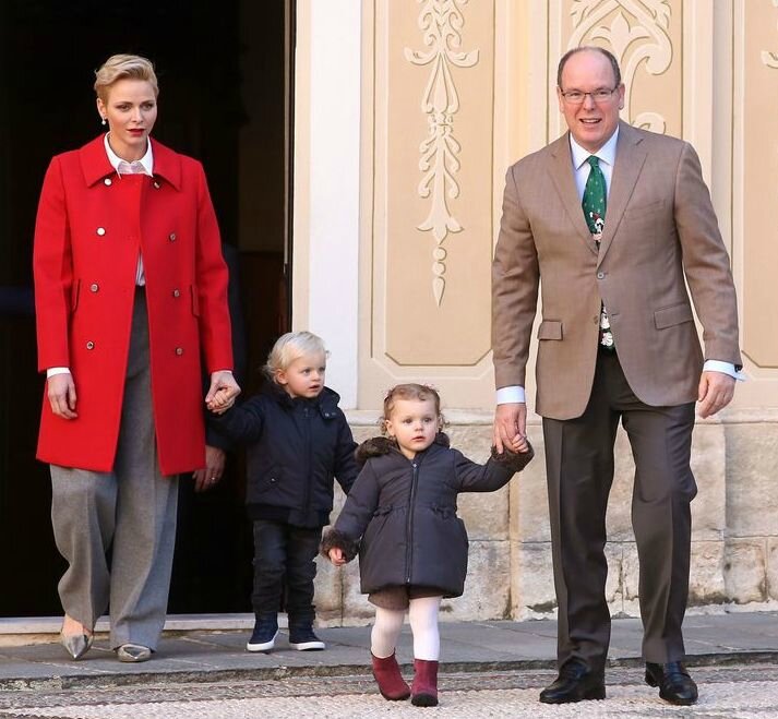 La-princesse-Charlene-de-Monaco-le-prince-Albert-II-de-Monaco-la-princesse-Gabriella-de-Monaco-et-le-prince-Jacques-de-Monaco-le-14-12-2016-a-Monaco_exact1024x768_l