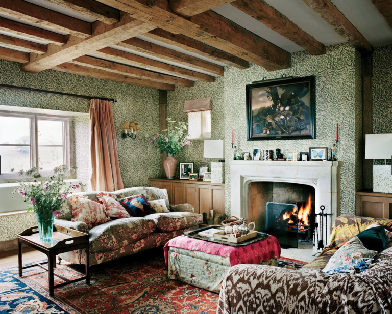 Plum-Sykes’-Home-Sitting-Room-William-Morris-Wallpaper