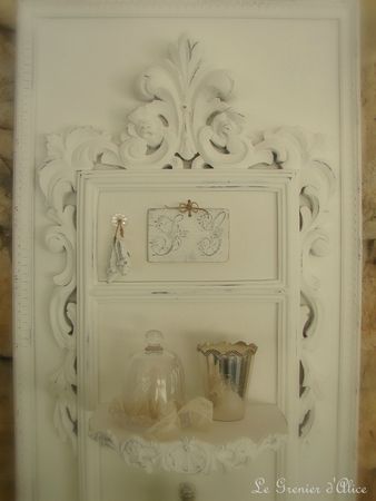 Cadre étagère ornement moulure soulier monogramme decoration de charme shabby chic decoration romantique patine blanche le grenier dalice 1