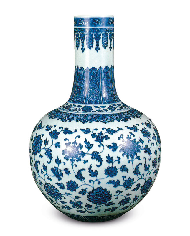 2019_HGK_16696_3019_004(a_fine_and_exceptionally_rare_blue_and_white_lotus_scroll_vase_tianqiu)