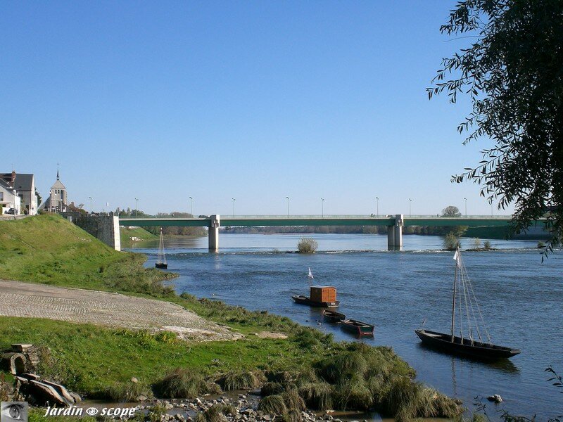 Le Port de Saint-Denis-de-L'Hôtel avec le pont en arrière plan