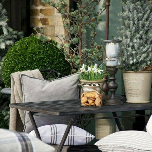 deco-originale-terrasse-hiver-balcon-table-bois-plante-hiver-fleur-resistant-idee-deco-design