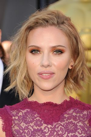 0227_oscars_beauty_2011_scarlett_johannson_bd