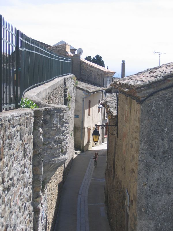 Saissac : une rue descendant sur le chateau