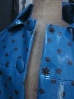 Ciré AGLAE en coton enduit bleu canard à pois brun fermé par 2 pressions dissiùmulés sous 2 boutons recouverts (3)