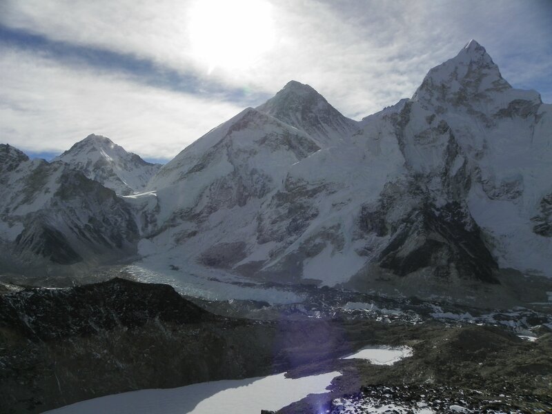 Vue sur le Khumbutse (6639m), le col Lho La (6026m), le Changtse (7550m), l'épaule ouest de l'Everest, l'Everest (8848m) et le Nuptse (7864m) depuis les flancs du Kala Patthar