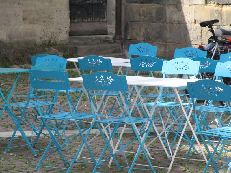 Blue_chairs_in_Bordeaux