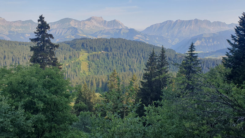 Au loin, le Refuge de Lachat