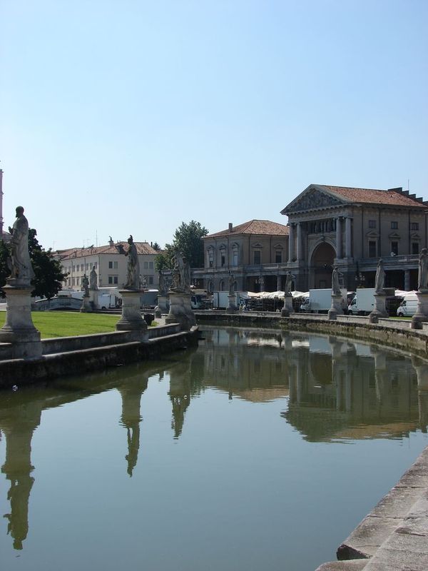 33 Satues le long du canal