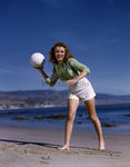 1945_beach_sitting_green_pull_mmad058